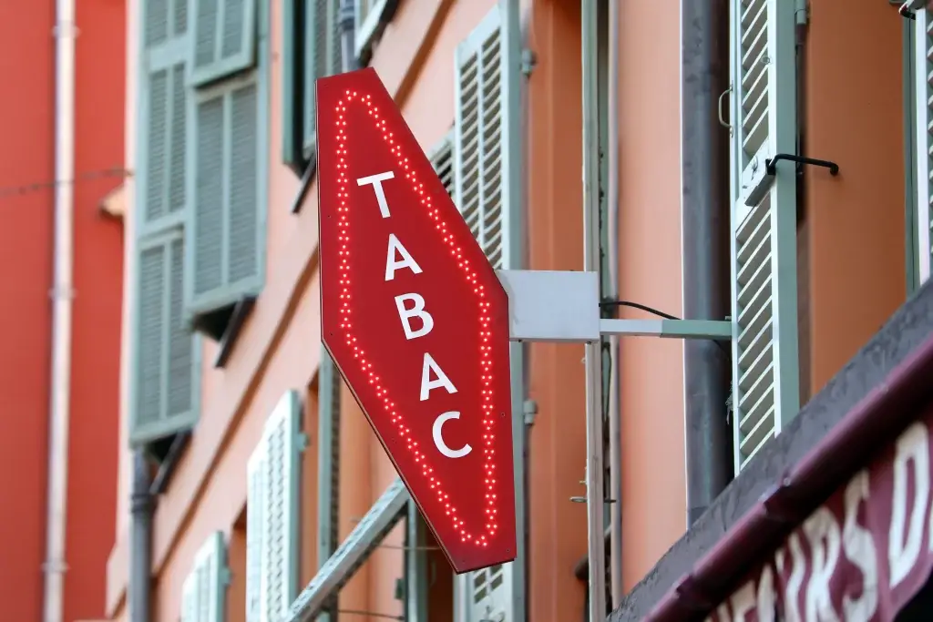 Losange tabac rouge accroché à un mur