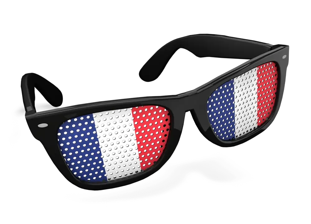 Une paire de lunettes de soleil avec le drapeau de la France